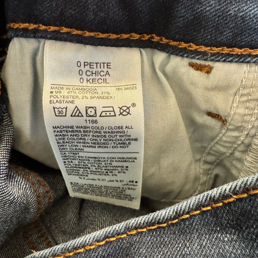 Old Navy Kicker Boot-Cut Petite Mid-rise Jeans - Picture 4 of 4